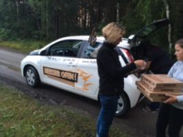 Pizzalieferung bis auf den Flugplatz raus